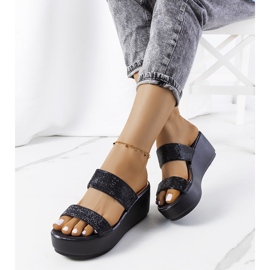 Mustat tossut Marlien-tasolla 1