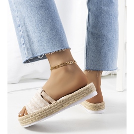 Beiget tossut Ana-tasolla 1