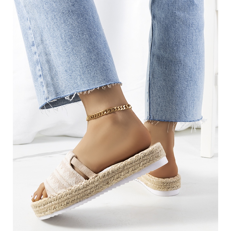 Beiget tossut Ana-tasolla 1