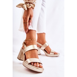 Muodikkaat nahkaiset korkeakorkoiset sandaalit Maciejka 05522-25 Golden kultainen 1