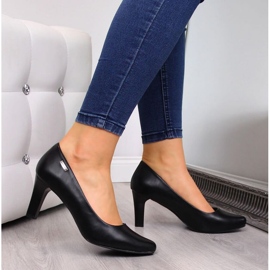 Mustat pumput W Sergio Leonen pylväässä 2