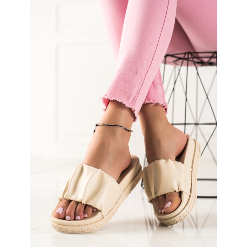 SHELOVET Beige tossut alustalla 1