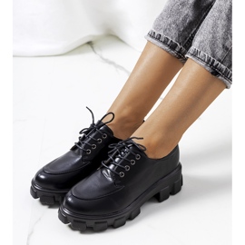 Mustat kengät Feline traktorin pohjassa 1