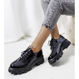 Mustat lakatut kengät traktorin pohjassa Wind 1