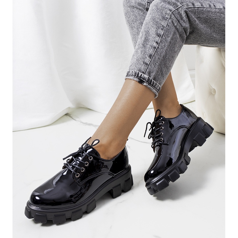 Mustat lakatut kengät traktorin pohjassa Wind 1