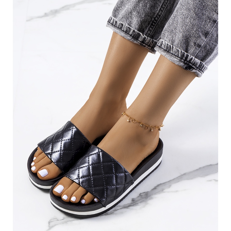 Mustat tikatut Hassell-tossut 1