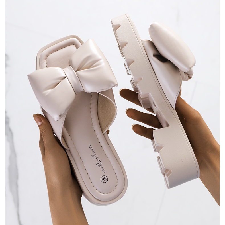 Beiget tossut Platt-traktorin pohjassa 1