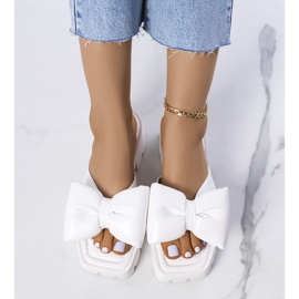 Plattin traktorin pohjassa valkoiset tossut valkoinen 1