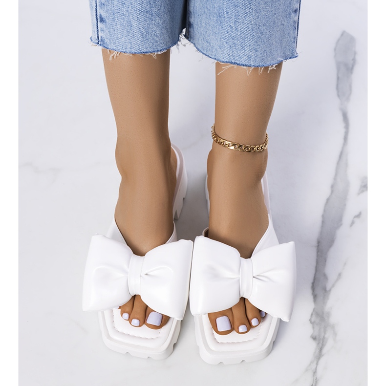 Plattin traktorin pohjassa valkoiset tossut valkoinen 1