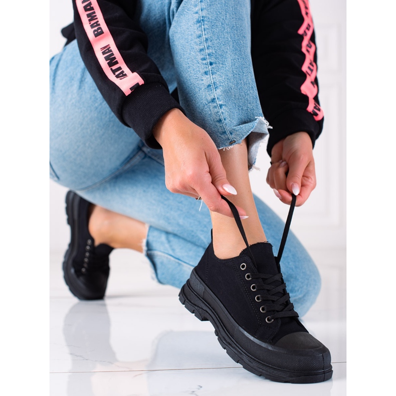 SHELOVET Mustat lenkkarit lavalla 1