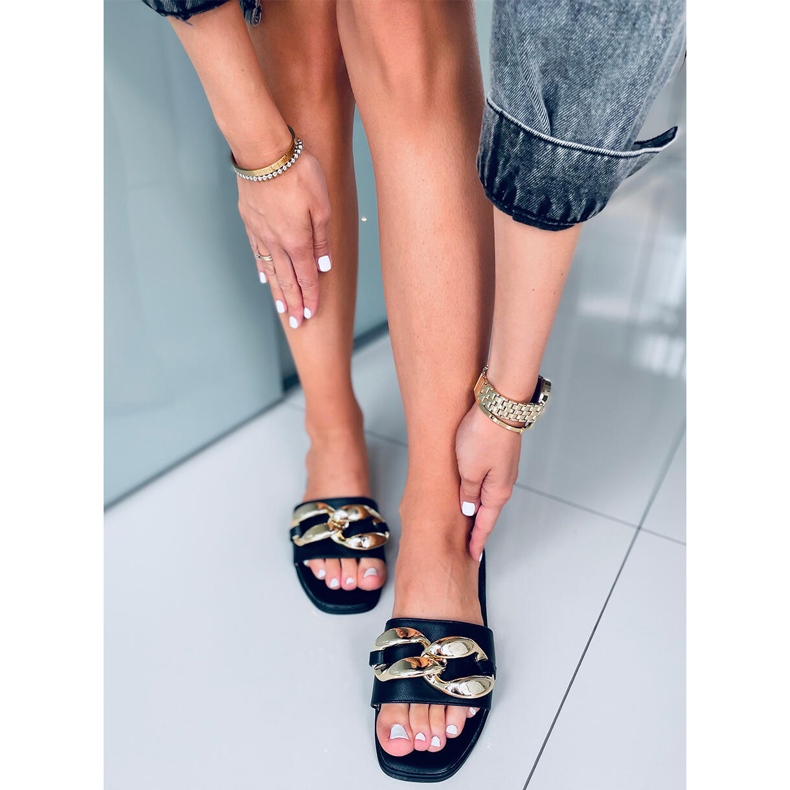 Dalia Mustat tossut ketjulla 1