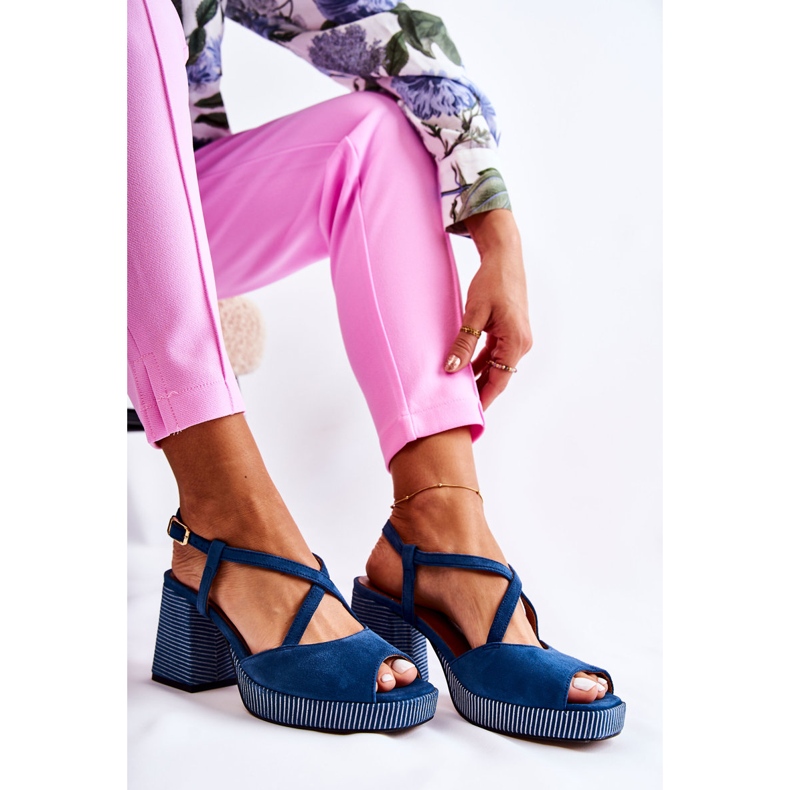 Mokkanahkasandaalit massiivisella kantapäällä Maciejka 05543-17 laivastonsininen 2