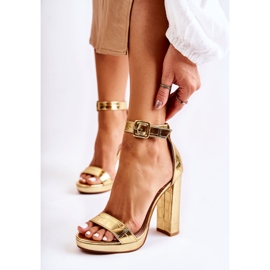Muodikkaat sandaalit korkealla kultaisella täydellisyydellä kultainen 1