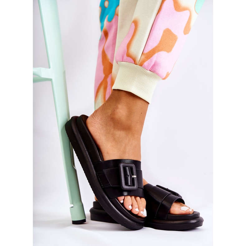 Naisten mustat tossut, joissa solki Devia 2