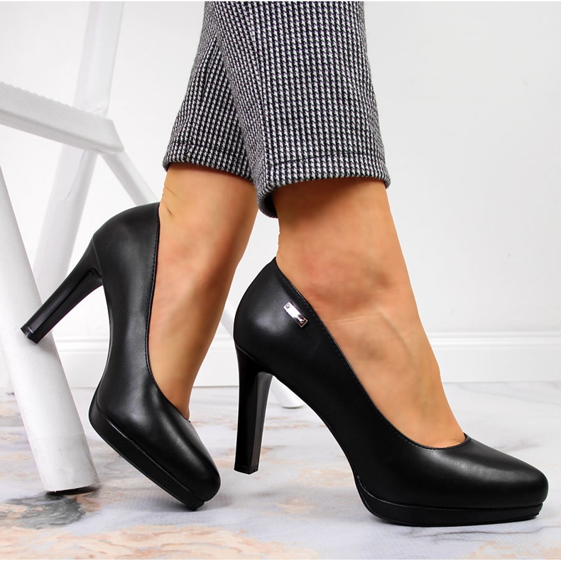 Pumput alustalla mattamusta Sergio Leone 2