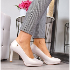 Pumput helmibeigellä Sergio Leonen alustalla 2