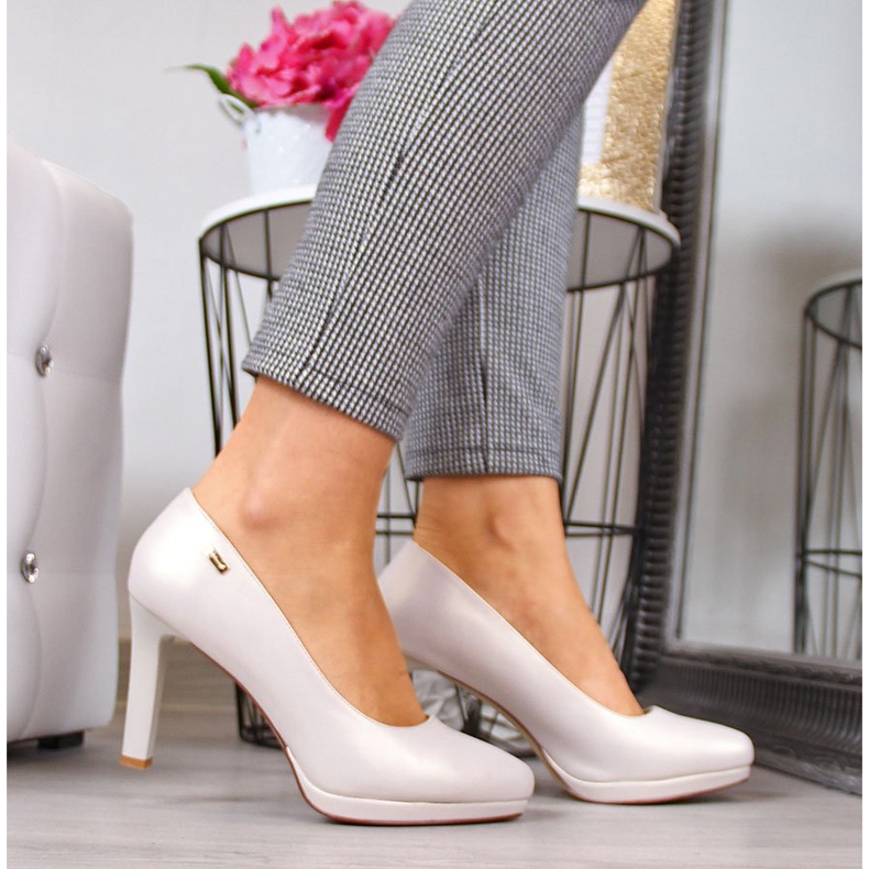 Pumput helmibeigellä Sergio Leonen alustalla 2