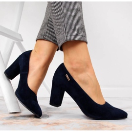 Moniquen tummansinisessä postauksessa naisten pumppuja sininen 1