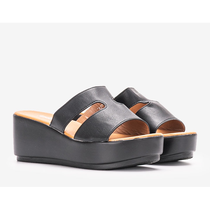 Mustat tossut Duffel-tasolla 1