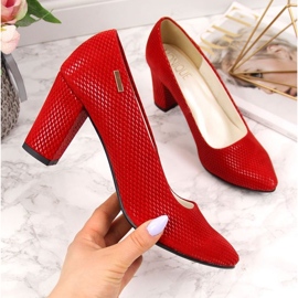 Pumput pylväässä punainen W Monique 1