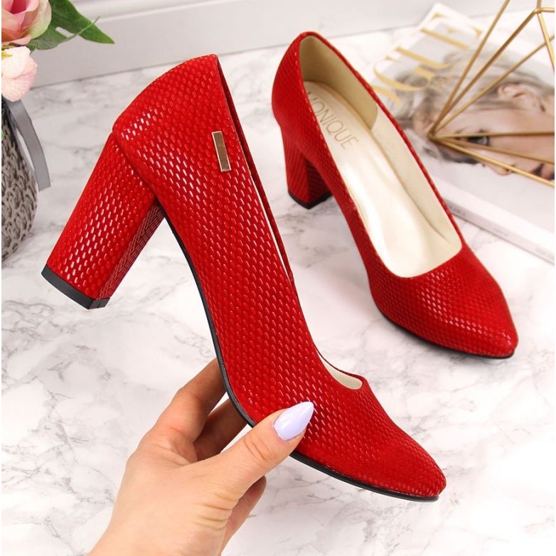 Pumput pylväässä punainen W Monique 1