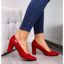 Pumput pylväässä punainen W Monique 2