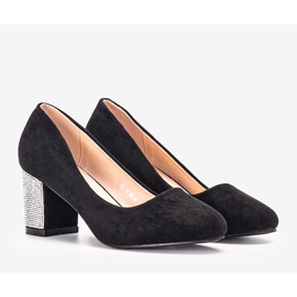 Mustat pumput Goyalin viestissä 1