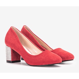 Punaiset pumput Goyalin viestissä punainen 1