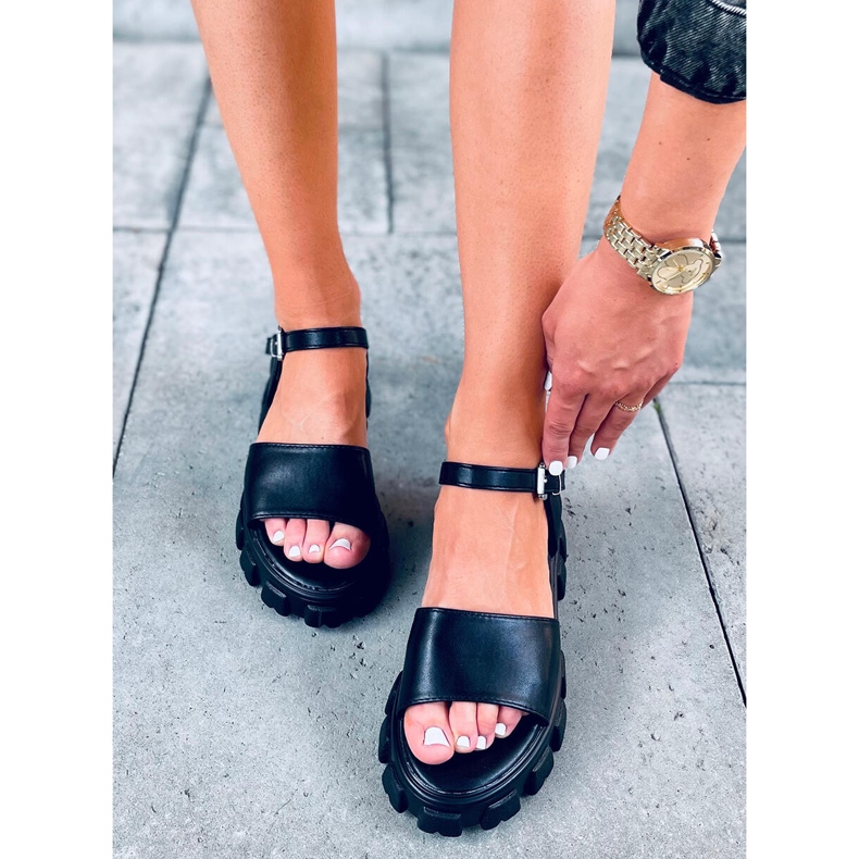 Sandaalit paksussa Saint Black -pohjassa musta 1