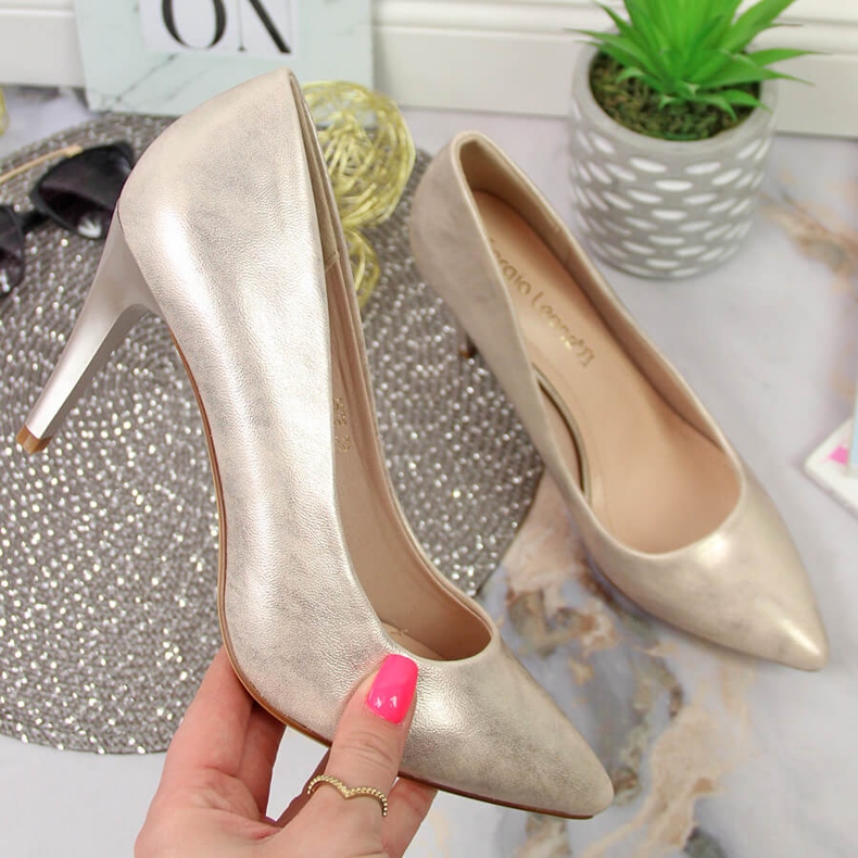 Pumput kullanväriseen Sergio Leonen korkkuun kultainen 1