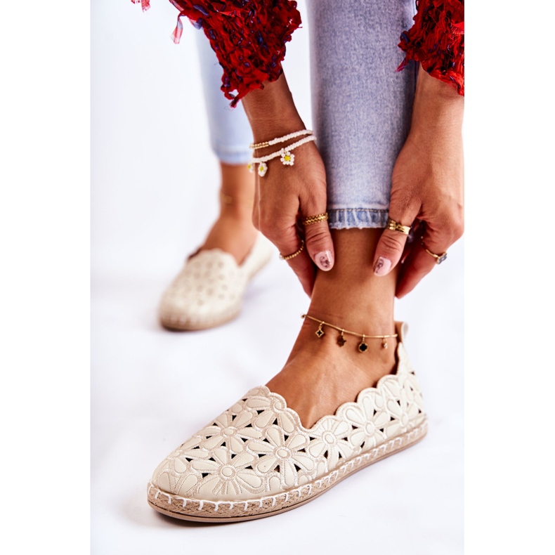 Naisten slip-On ballerinat beigeillä kukilla 1