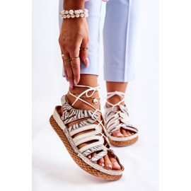 Muodikkaat naisten nahkasandaalit Maciejka 05552-04 beige-musta 1