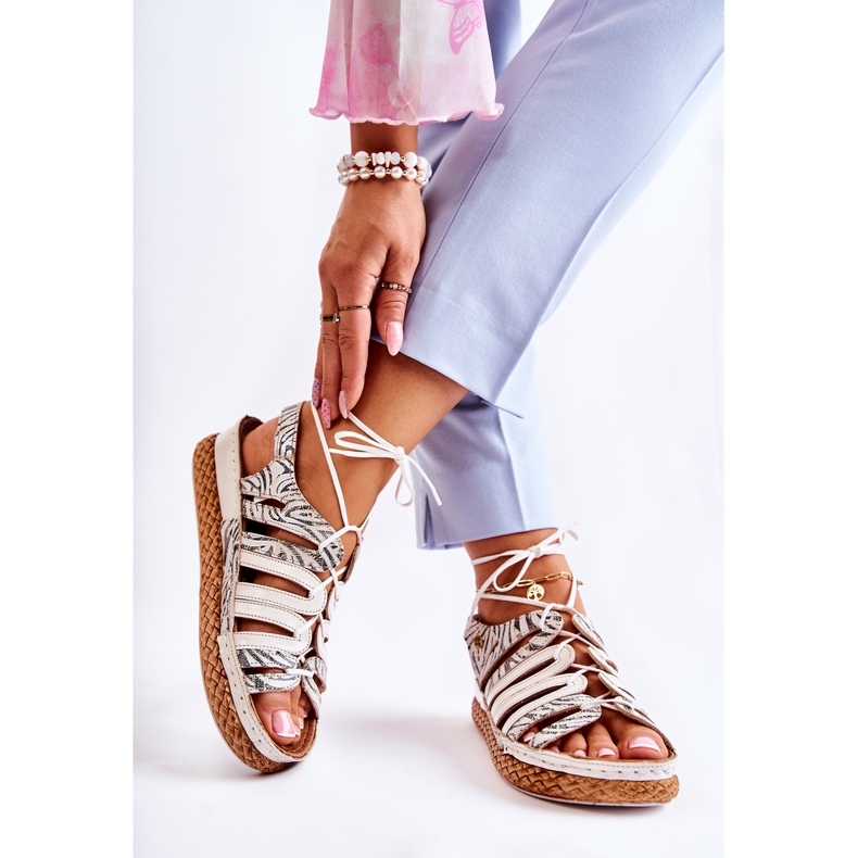 Muodikkaat naisten nahkasandaalit Maciejka 05552-04 beige-musta 2