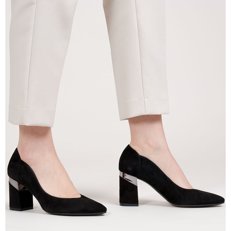 Marco Shoes Musta mokkanahkainen pumppu, jossa metallinen kantapää 1