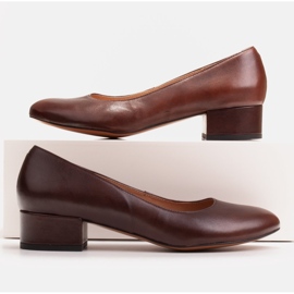 Radoskór Klassiset ruskeat naisten pumput leveämmälle jalalle 1