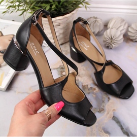 Mustat nahkaiset naisten sandaalit korkokengillä Juma 1