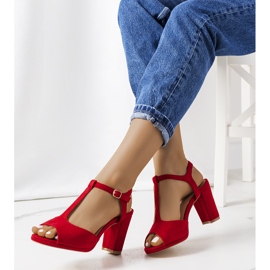 Punaiset pumput Harveyn postissa punainen 1