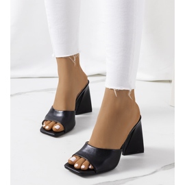 Mustat tossut Istilan postissa 1