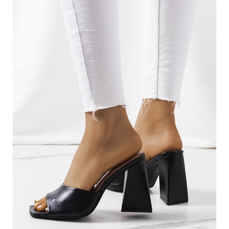 Mustat tossut Istilan postissa 2