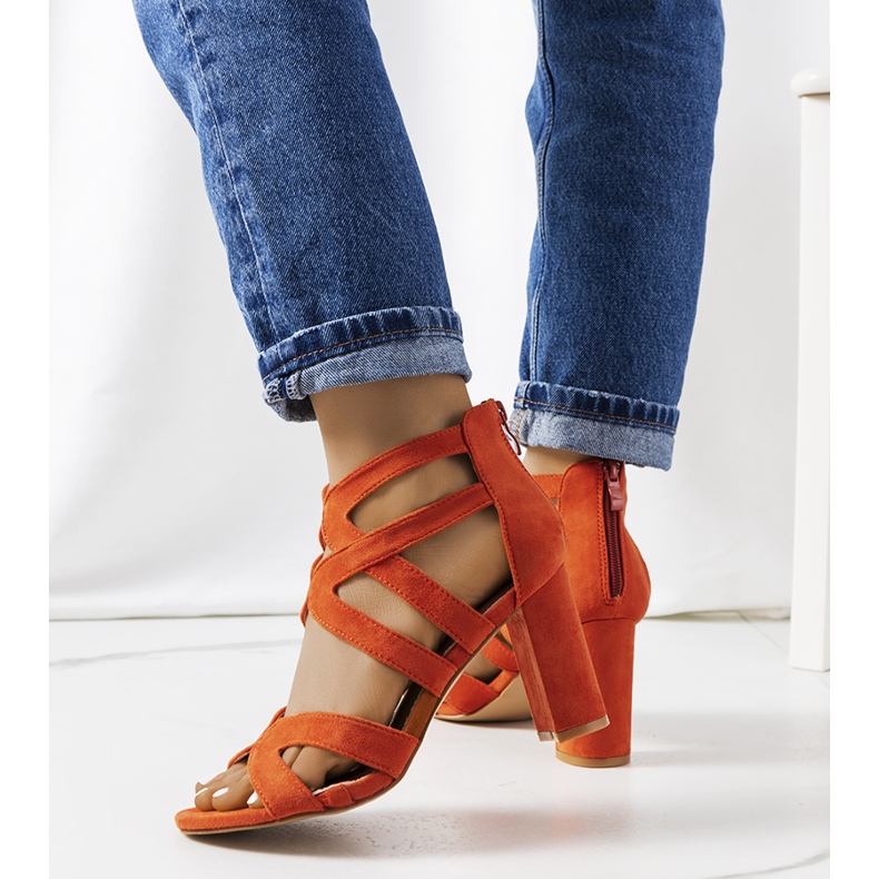 Oranssit sandaalit Maddox-pylväässä 1