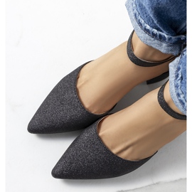 Kiiltävät mustat pumput Mawahi-postissa 1