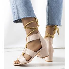 Beiget sandaalit Saliba-postissa 1