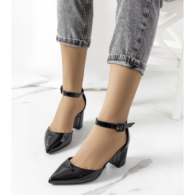 Mustaksi lakatut Mubin-pumput 1