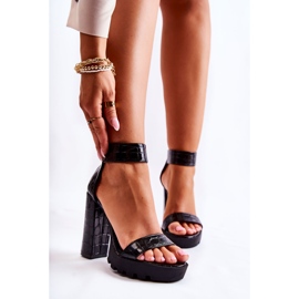 Muodikkaat sandaalit massiivisessa tangossa, musta Elisen 1