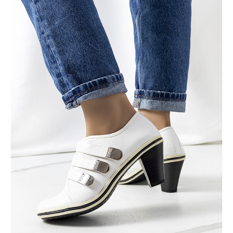 Valkoiset kengät Payla-postissa valkoinen 1