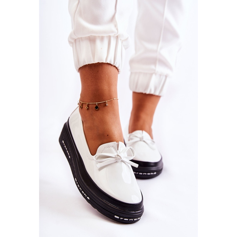 Vinceza Naisten lakatut loaferit kiilavalkoisessa röyhelössä valkoinen 1