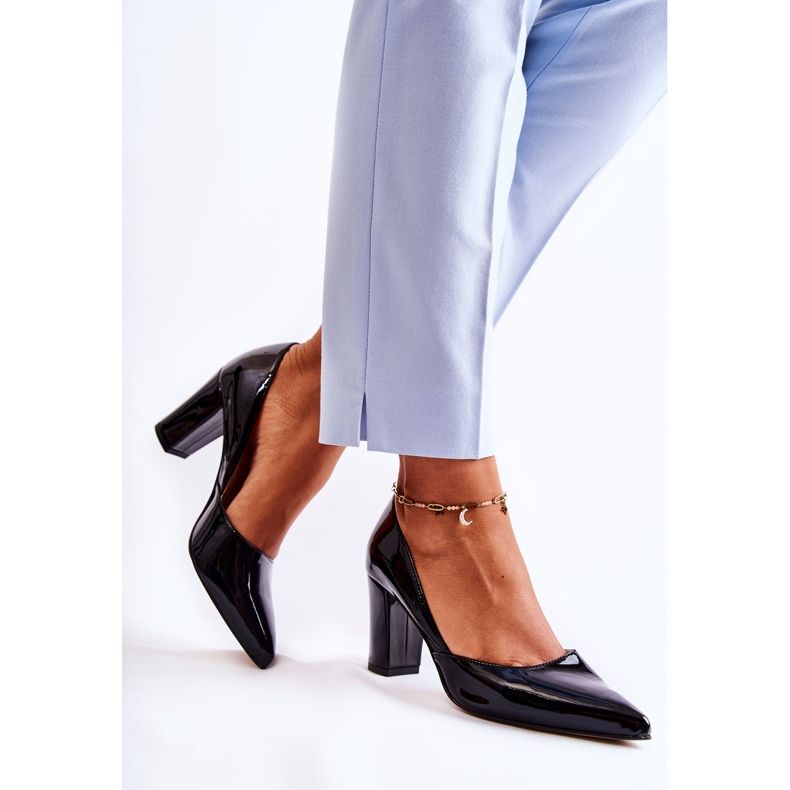 Muodikkaat lakatut pumput baarissa Black Emotion musta 2