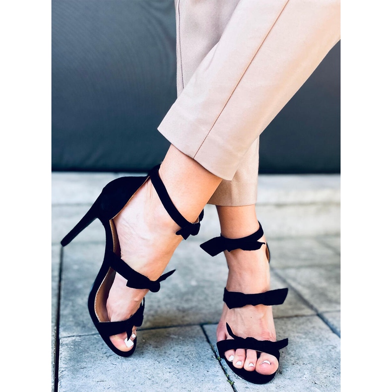 Celestia Mustat sandaalit korkokengissä 1