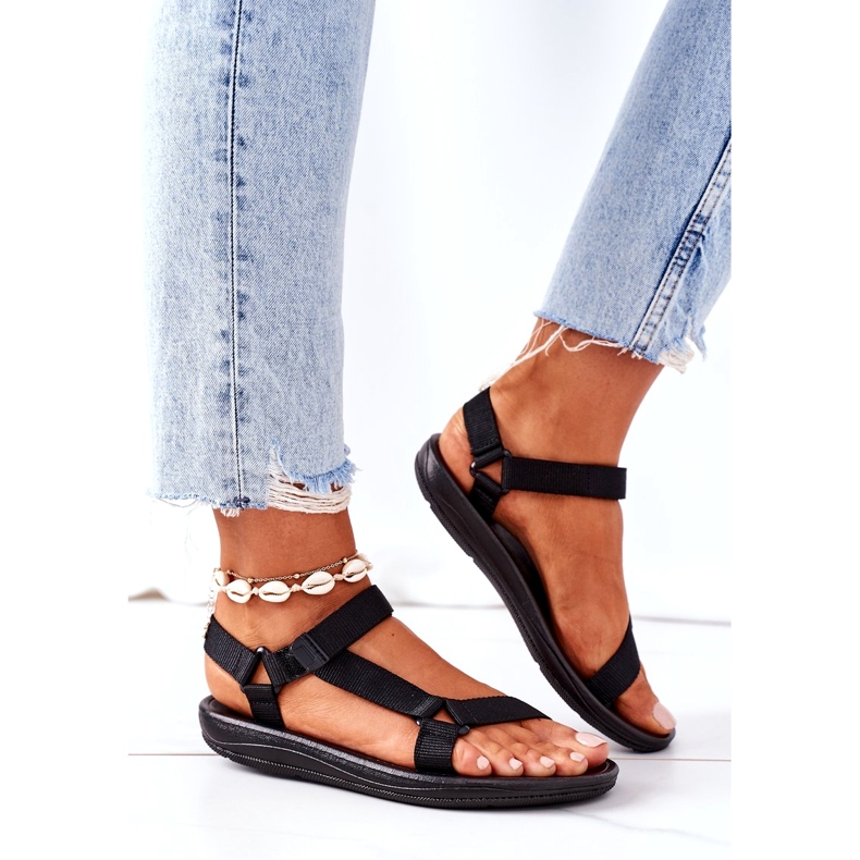 Naisten urheilusandaalit, mustat 2