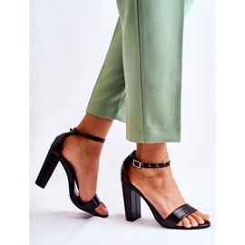 Klassiset nahkasandaalit baarissa Musta Sallen 2